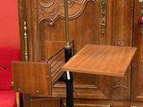 une chaise et un bureau dans une pièce où se trouve une chaise rouge
