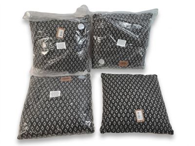 trois sacs de nourriture empilés les uns sur les autres sur une surface blanche