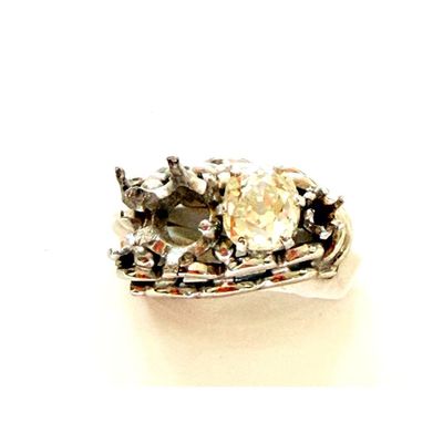 une bague sertie de nombreuses pierres