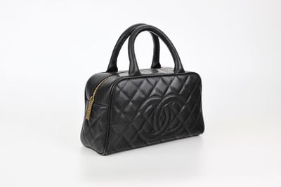 un sac à main Chanel en cuir matelassé noir avec des finitions dorées