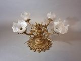 un bougeoir plaqué or orné de fleurs