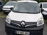 la camionnette blanche est garée dans le parking à côté d'autres voitures