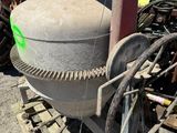 une bétonnière posée sur une palette dans une cour