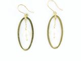 une paire de boucles d'oreilles dorées et blanches ornées de perles