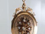a picture of a gold locke with diamonds on it