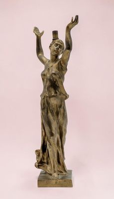 statue en bronze représentant une femme les mains levées vers le ciel