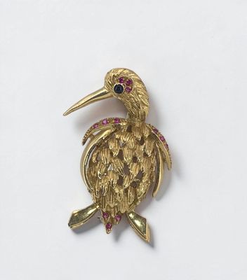 an image of a gold bird broochle with ruby eyes