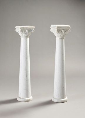 une paire de socles en marbre blanc sur fond gris