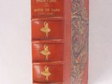un livre rouge orné de motifs dorés