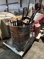 Lot de environ 118 chaises rouge marron, certaine avec l'ass… (photo 4)