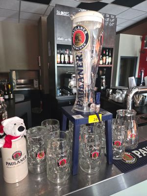 Des bouteilles de bière sont alignées sur le comptoir d'un bar