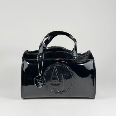 un sac à main noir dont la poignée est reliée à une chaîne