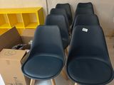 quatre chaises bleues placées les unes à côté des autres devant un carton