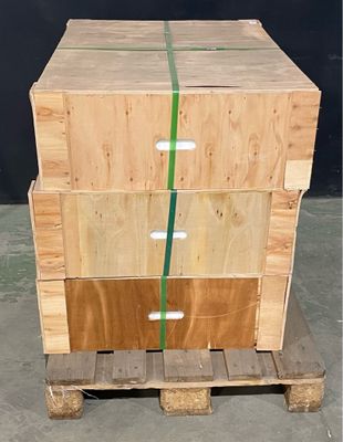 une pile de caisses en bois posées sur une palette