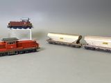 deux petits trains assis l'un à côté de l'autre sur une table