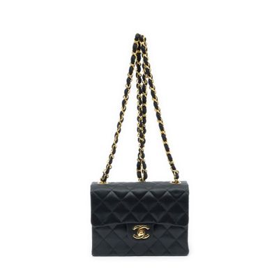 Petit sac Chanel à rabat en cuir d'agneau matelassé noir