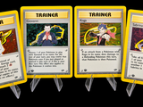 quatre cartes représentant différents types de Pokémon sur un fond noir