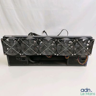 un gros plan sur un boîtier d'ordinateur avec un ventilateur et un bloc d'alimentation
