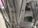beaucoup de parapluies emballés dans du plastique