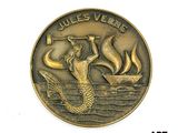 une pièce de bronze sur laquelle figurent une sirène et un dauphin