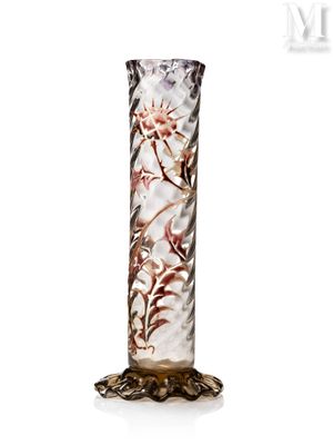 un vase en verre contenant des fleurs, posé sur un socle