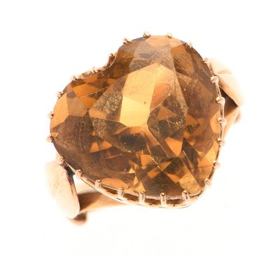 BAGUE en or jaune 750 °/°° sertie d'une citrine taillée en c…