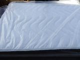 un matelas posé sur la banquette arrière d'une voiture