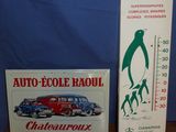 deux pancartes posées sur une table, avec une image représentant une voiture et un pingouin