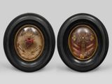 une paire de tableaux encadrés en noir et or représentant un homme et une femme