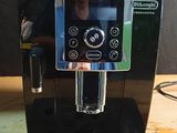 une machine à café posée sur une table en bois