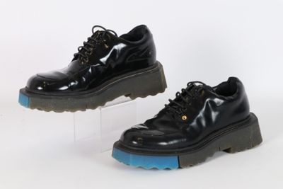 OFF WHITE - Paire de derbies noirs, la semelle crantée bicol…