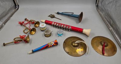 tout un tas d'instruments de musique rangés dans une valise