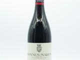 la bouteille de vin est posée sur une surface blanche