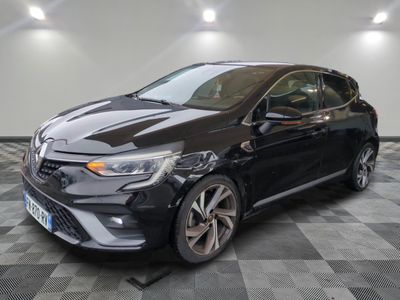 une voiture noire garée sur le sol en damier d'un garage