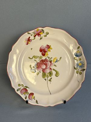 une assiette décorée de fleurs, posée sur une table