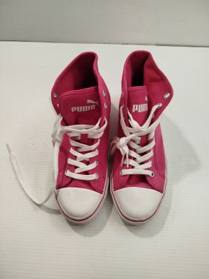 une paire de baskets montantes roses avec des lacets blancs, sur un fond blanc