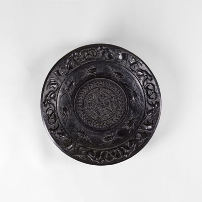 un gros plan d'une plaque métallique ornée d'un motif
