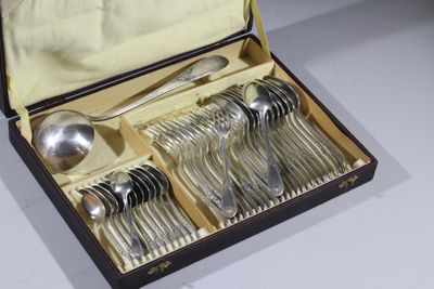 une boîte contenant un ensemble de cuillères et des cuillères