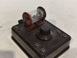 une petite machine posée sur une table