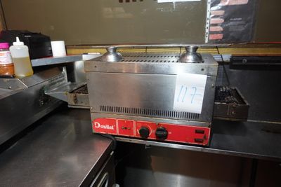 une image d'une cuisine commerciale avec beaucoup d'espace de travail