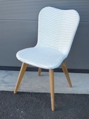 chaise de salle à manger en osier blanc avec des pieds en bois