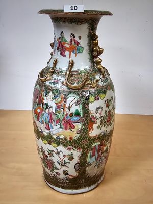 un vase orné d'une image représentant des personnes, posé sur une table