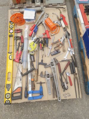 un grand nombre d'outils posés à même le sol