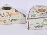 deux petits objets en poterie posés sur une table