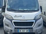 deux camionnettes blanches garées l'une à côté de l'autre dans un parking