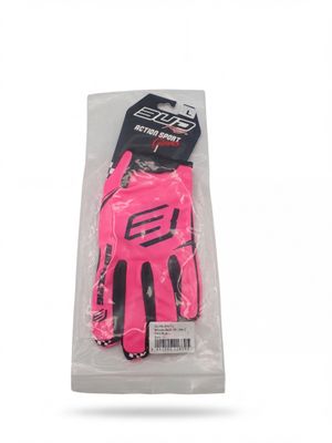 une paire de gants roses dans un emballage sur fond blanc