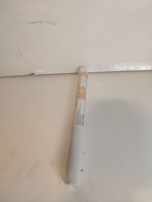 une brosse à dents et du dentifrice posés sur un plan de travail