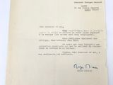 un gros plan sur une feuille de papier sur laquelle figure une lettre