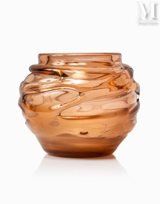 une image représentant un vase en verre posé sur une surface blanche