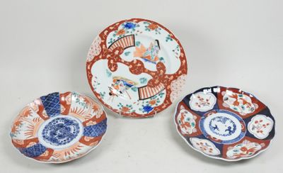 trois assiettes à motifs différents posées sur une surface blanche
